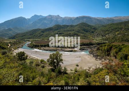 27.09.2024, Albania, Gjirokastra, Kaludh - il selvaggio fiume Vjosa nel Parco Nazionale Hotova-Dangell, il più grande parco nazionale del countryís. 00A240927D028CAR Foto Stock