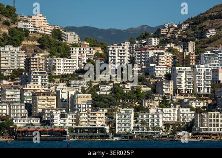 30.09.2024, Albania, Valona, Saranda - la baia di cityís sulla costa adriatica, con molti hotel e appartamenti turistici e appartamenti per loc Foto Stock