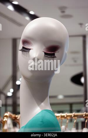 25.03.2022, Emirati Arabi Uniti, Dubai - Una donna manichina con testa calva. 00S220325D058CAROEX.JPG [VERSIONE MODELLO: NON APPLICABILE, PROPERTY RELE Foto Stock