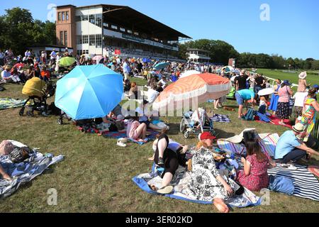 28.05.2023, Germania, Brandeburgo, Hoppegarten - visitatori dell'ippodromo sul prato da picnic di fronte alla tribuna presso l'ippodromo. 00S230528D Foto Stock