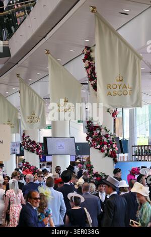 18.06.2025, Regno Unito, Windsor, Ascot - persone elegantemente vestite in tribuna alle corse di cavalli Royal Ascot. 00S250618D754CAROEX.JPG [MODELLO Foto Stock