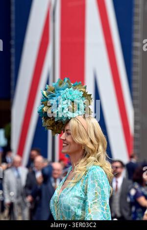 17.06.2025, Regno Unito, Windsor, Ascot - una donna elegantemente vestita che indossa un cappello stravagante alle corse di cavalli Royal Ascot. 00S250617D699CAROEX Foto Stock