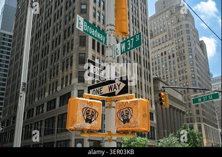 30.05.2025, USA, New York, New York City - grattacieli e cartelli stradali all'angolo tra Broadway e West 37th Street in Midtown Manhattan. 0SL250530 Foto Stock