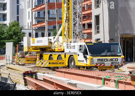 Nancy, Francia - Vista su una gru mobile bianca e gialla per costruzioni Spierings SK597-AT4 eLift in un cantiere. Foto Stock