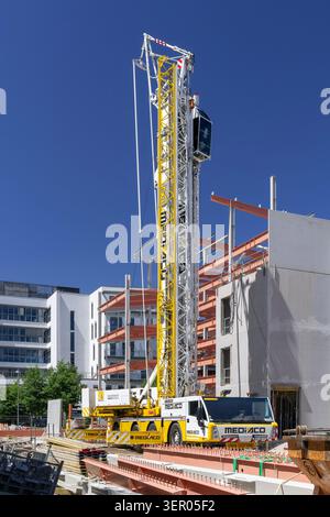 Nancy, Francia - Vista su una gru mobile bianca e gialla per costruzioni Spierings SK597-AT4 eLift in un cantiere. Foto Stock