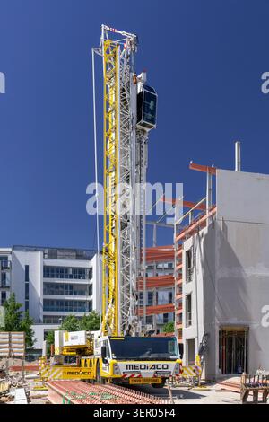 Nancy, Francia - Vista su una gru mobile bianca e gialla per costruzioni Spierings SK597-AT4 eLift in un cantiere. Foto Stock