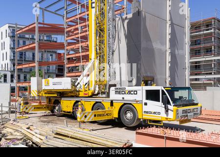 Nancy, Francia - Vista su una gru mobile bianca e gialla per costruzioni Spierings SK597-AT4 eLift in un cantiere. Foto Stock