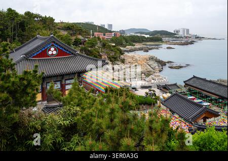 Vista panoramica elevata del tempio buddista Haedong Yonggungsa sulla costa rocciosa di Busan, Corea del Sud Foto Stock