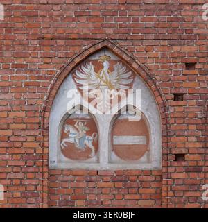 Stemma della Polonia e stemma della Lituania sul muro del Castello reale di Varsavia, Polonia Foto Stock