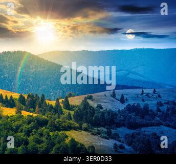 campo agricolo in collina, in montagna vicino al villaggio. giorno e notte. solstizio d'estate. sole e luna in armonia sulla verde terra dei carpazi Foto Stock