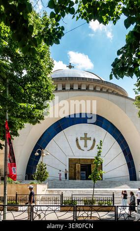 La facciata in marmo e il grande ingresso ad arco della Resurrezione della Cattedrale ortodossa di Cristo sotto un cielo blu a Tirana, Albania. Foto Stock