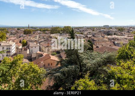 Vista panoramica sul tetto della storica città di Avignone, nel sud della Francia, con tetto in terracotta, sotto un cielo azzurro Foto Stock