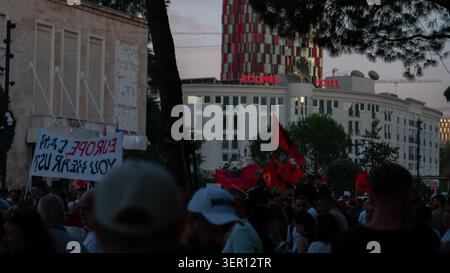 Tirana, Albania – 17 giugno 2026: Manifestanti che trasportano bandiere albanesi e striscioni politici si riuniscono nel centro di Tirana. Foto Stock