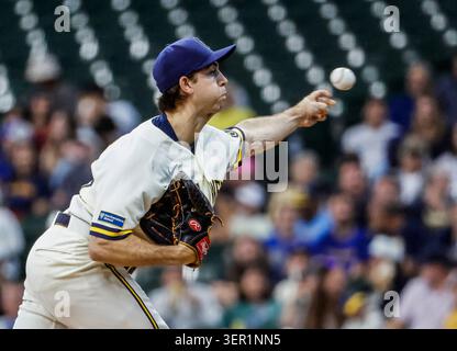 Milwaukee, Stati Uniti. 16 giugno 2026. Il lanciatore titolare dei Milwaukee Brewers Robert Gasser lancia il primo inning della partita MLB tra i Cleveland Guardians e i Milwaukee Brewers all'American Family Field di Milwaukee, Wisconsin, martedì 16 giugno 2026. Foto di Tannen Maury/UPI credito: UPI/Alamy Live News Foto Stock