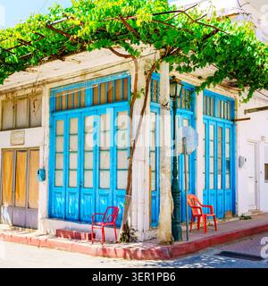 Tradizionale edificio bianco e blu nel villaggio di Tzermiado nella parte orientale di Creta, in Grecia Foto Stock