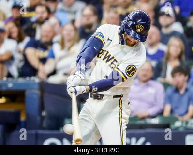 Milwaukee, Stati Uniti. 16 giugno 2026. Brice Turang, seconda base dei Milwaukee Brewers, batte un fuoricampo nel quarto inning della partita MLB tra i Cleveland Guardians e i Milwaukee Brewers all'American Family Field di Milwaukee, Wisconsin, martedì 16 giugno 2026. Foto di Tannen Maury/UPI credito: UPI/Alamy Live News Foto Stock