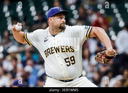 Milwaukee, Stati Uniti. 16 giugno 2026. Il lanciatore di rilievo dei Milwaukee Brewers Joel Kuhnel lancia il sesto inning della partita MLB tra i Cleveland Guardians e i Milwaukee Brewers all'American Family Field di Milwaukee, Wisconsin, martedì 16 giugno 2026. Foto di Tannen Maury/UPI credito: UPI/Alamy Live News Foto Stock