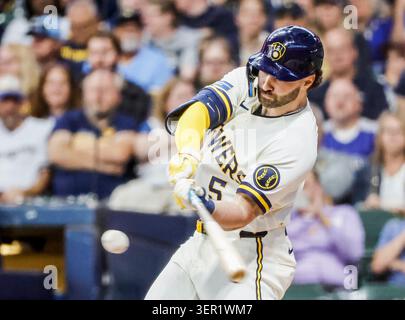Milwaukee, Stati Uniti. 16 giugno 2026. Garrett Mitchell, centro dei Milwaukee Brewers, colpisce un singolo nel quinto inning della partita MLB tra i Cleveland Guardians e i Milwaukee Brewers all'American Family Field di Milwaukee, Wisconsin, martedì 16 giugno 2026. Foto di Tannen Maury/UPI credito: UPI/Alamy Live News Foto Stock