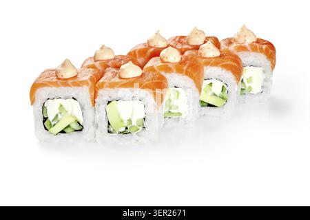 Deliziosi panini di sushi uramaki philadelphia con salmone, avocado, cetrioli e formaggio spalmabile, conditi con salsa maionese, isolati su bianco Foto Stock