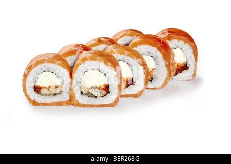 Sushi philadelphia uramaki appena preparato, con salmone, formaggio spalmabile e cetriolo, disposti su un pulito sfondo bianco Foto Stock