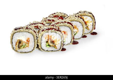 Deliziosi panini di sushi tempura con anguilla, cetriolo, formaggio spalmabile, semi di sesamo e salsa gocciolati isolati su sfondo bianco Foto Stock