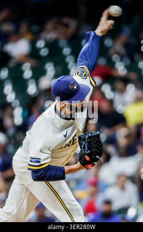 Milwaukee, Stati Uniti. 16 giugno 2026. Il lanciatore di rilievo dei Milwaukee Brewers Aaron Ashby lancia nel settimo inning della partita MLB tra i Cleveland Guardians e i Milwaukee Brewers all'American Family Field di Milwaukee, Wisconsin, martedì 16 giugno 2026. Foto di Tannen Maury/UPI credito: UPI/Alamy Live News Foto Stock