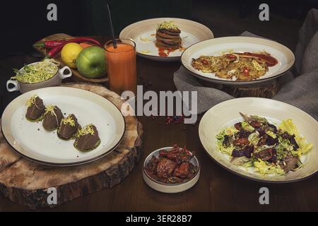 Insalata di barbabietole con pomodori secchi e cavolo, Potato Pancake vegan, pomodori secchi, il patè di fagioli rossi, verdura cotta in strati, frutta e ca Foto Stock