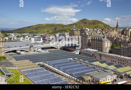 Edimburgo, Scozia - 19 giugno 2010: Stazione ferroviaria Waverley di Edimburgo con il ponte nord sopra di essa e l'edificio vittoriano circostante. Vista f Foto Stock