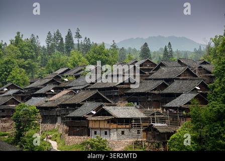 Le tradizionali case in legno della Torre del tamburo e i campi di riso terrazzati del villaggio minoritario Baba Dong a Qiandongnan Guizhou, Cina Foto Stock