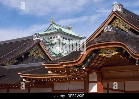 La vista del tetto del Palazzo di Hommaru che è stato distrutto dal fuoco e ricostruito e la torre principale del castello di Nagoya sullo sfondo. Nagoya. Jap Foto Stock