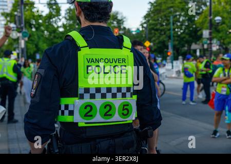 Vancouver, Canada - 13 giugno 2026: Il retro di un giubbotto ad alta visibilità di un agente della polizia di Vancouver, contrassegnato dalla POLIZIA DI VANCOUVER e dal numero di distintivo 225, in servizio di folla Foto Stock