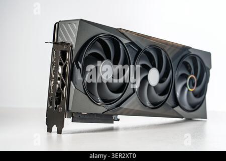 Scheda grafica moderna per PC da gioco isolata su sfondo bianco per la progettazione di hardware tecnico Foto Stock