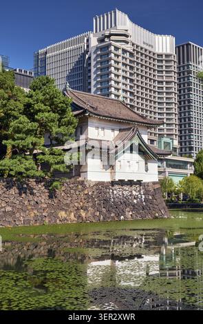 Kikyo-bori gemeva intorno al vecchio castello di Edo con l'Edojo Sakurada Tatsumi Yagura torre di guardia e moderni grattacieli del quartiere Marunouchi sul backgrou Foto Stock
