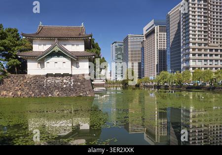 Kikyo-bori gemeva intorno al vecchio castello di Edo con l'Edojo Sakurada Tatsumi Yagura torre di guardia e moderni grattacieli del quartiere Marunouchi sul backgrou Foto Stock