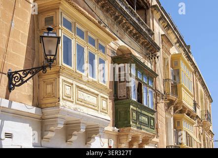 Un tradizionali case cittadine Maltese (maisonnette) con balconi colorati (gallerija) in Birgu, Malta Foto Stock
