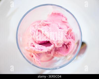 Gelato al lampone servito in una ciotola di vetro Foto Stock
