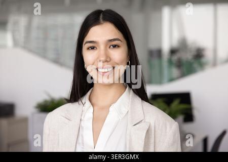 Ritratto della giovane donna d'affari asiatica degli anni '25 Foto Stock