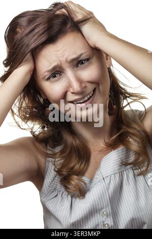 Isterico, piangere, depressione. Emozioni donna su sfondo bianco Foto Stock