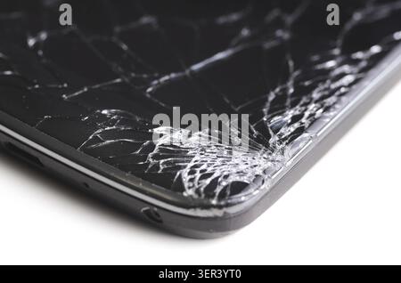 Smartphone moderno con schermo incrinato in un angolo, isolato su sfondo bianco Foto Stock