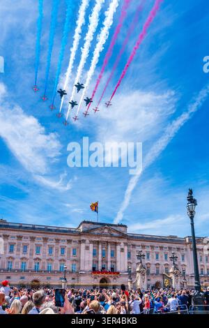 Londra, Inghilterra, Regno Unito - 13 giugno 2026: Membri del pubblico e della famiglia reale britannica sul balcone di Buckingham Palace guardano il volo di Tro Foto Stock