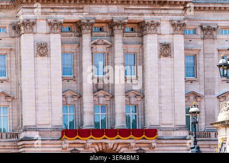 Londra, Inghilterra, Regno Unito - 13 giugno 2026: Il balcone di Buckingham Palace in preparazione per la famiglia reale a guardare il passato del volo come parte di Trooping Foto Stock