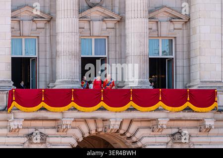 Londra, Inghilterra, Regno Unito - 13 giugno 2026: Re Carlo III e la regina Camila entrano nel balcone di Buckingham Palace per guardare il passato dei voli in cerca di trooping Foto Stock