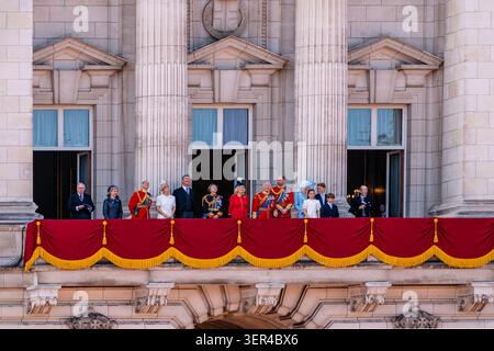 Londra, Inghilterra, Regno Unito - 13 giugno 2026: La famiglia reale britannica sul balcone di Buckingham Palace celebra Trooping the Color; re Carlo, regina Cami Foto Stock