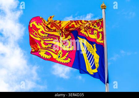 I Royal Standards del Regno Unito, la bandiera reale della monarchia britannica che sventola al vento a Londra, Inghilterra, Regno Unito Foto Stock