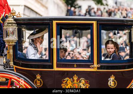 Londra, Inghilterra Regno Unito - 6 giugno 2024: Caterina la Principessa di Galles, la Principessa Carlotta e il principe Luigi, giro in carrozza per Trooping the Colo Foto Stock