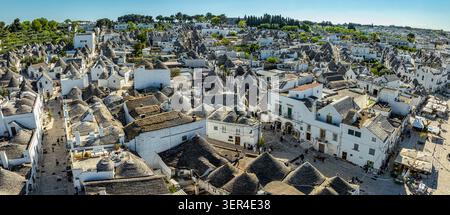 Vista aerea dei tradizionali tetti conici dei trulli nel quartiere Monti, patrimonio dell'umanità dell'UNESCO. Alberobello, provincia di Bari, Puglia Foto Stock