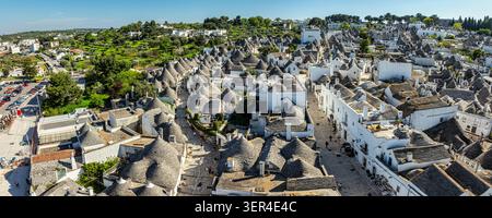 Vista aerea dei tradizionali tetti conici dei trulli nel quartiere Monti, patrimonio dell'umanità dell'UNESCO. Alberobello, provincia di Bari, Puglia Foto Stock