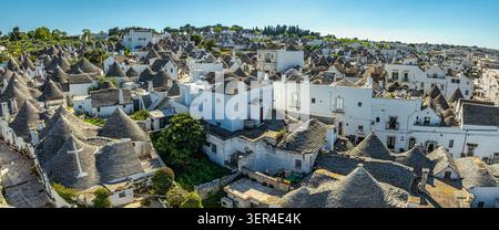 Vista aerea dei tradizionali tetti conici dei trulli nel quartiere Monti, patrimonio dell'umanità dell'UNESCO. Alberobello, provincia di Bari, Puglia Foto Stock