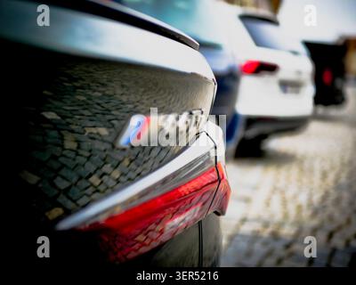 Primo piano del logo BMW serie M e delle luci di posizione posteriori che mostrano prestazioni elevate e una cura artigianale di prim'ordine. Foto Stock