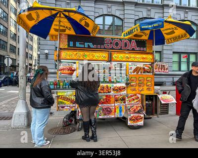 New York, New York, Stati Uniti, persone che acquistano cibo da asporto, venditori di strada, Brooklyn, DUMBO, Food Trucks Foto Stock